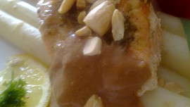 Marinovaný losos s pikantním  přelivem ze zázvoru