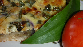 Slaný koláč s lilkem a medvědím česnekem