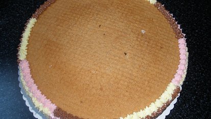 Barevný dort špagetový, obvod vršku