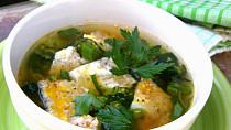 Brokolicová polévka s medvědím česnekem a krupkovou omeletou