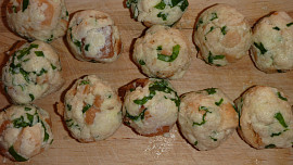 Chlebové knedlíčky s medvědím česnekem - do polévky