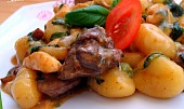 Gnocchi  s kuřecími játry, prsíčky a špenátem