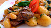 Gnocchi  s kuřecími játry, prsíčky a špenátem