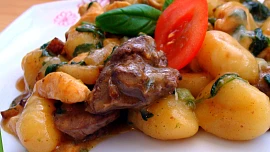 Gnocchi  s kuřecími játry, prsíčky a špenátem