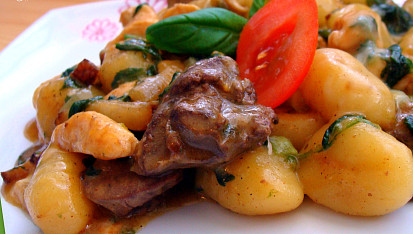 Gnocchi  s kuřecími játry, prsíčky a špenátem