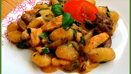 Gnocchi  s kuřecími játry, prsíčky a špenátem