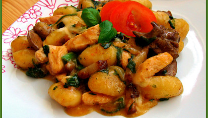 Gnocchi  s kuřecími játry, prsíčky a špenátem