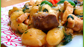 Gnocchi  s kuřecími játry, prsíčky a špenátem