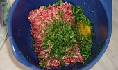 Grilované kuličky z mletého masa (maso smícháme s bylinkami a kořením)