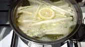 Grilovaný chřest ve slanině, Chřest vaříme 10 minut v osolené a okořeněné vodě