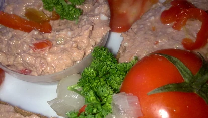 Pomazánka  ze  zelených oliv, játrové paštiky a sýrů