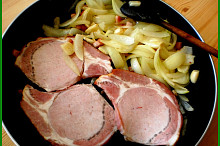 orestujeme slaninu,cibuli,česnek,nahrneme stranou,osmažíme po 2min.z každé strany maso,podhrneme orestovanou směsku  zpět pod maso,podlijeme 0,5dl vody,přiklopíme a 10 minut dusíme