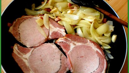Uzená kotletka rychle a chutně, orestujeme slaninu,cibuli,česnek,nahrneme stranou,osmažíme po 2min.z každé strany maso,podhrneme orestovanou směsku  zpět pod maso,podlijeme 0,5dl vody,přiklopíme a 10 minut dusíme