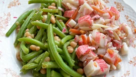Fazolové lusky s fazolkama a surimi na zelenině