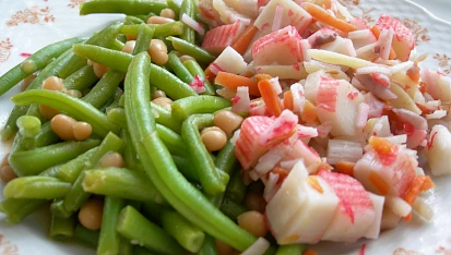 Fazolové lusky s fazolkama a surimi na zelenině, doporučuju vyzkoušet :-)