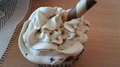 Kakaové muffiny se smetanou a kousky bíle čokolády, ozdobeno