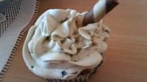 Kakaové muffiny se smetanou a kousky bíle čokolády