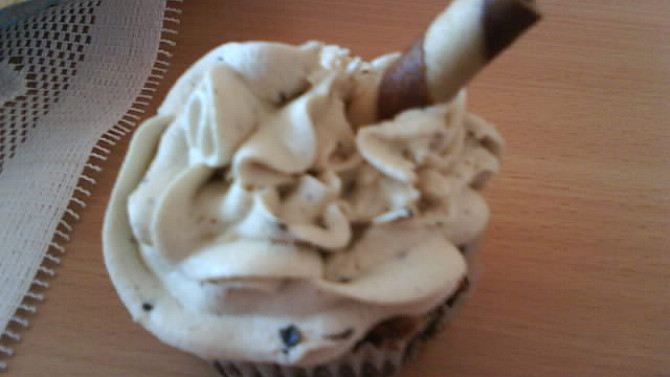Kakaové muffiny se smetanou a kousky bíle čokolády, ozdobeno
