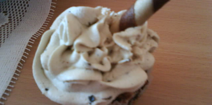 Kakaové muffiny se smetanou a kousky bíle čokolády (ozdobeno)