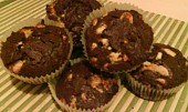 Kakaové muffiny se smetanou a kousky bíle čokolády, upečeno