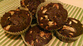 Kakaové muffiny se smetanou a kousky bíle čokolády, upečeno