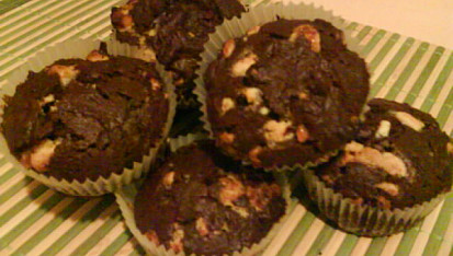 Kakaové muffiny se smetanou a kousky bíle čokolády, upečeno