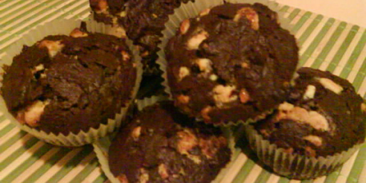 Kakaové muffiny se smetanou a kousky bíle čokolády (upečeno)