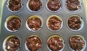 Kakaové muffiny se smetanou a kousky bíle čokolády, připraveno do trouby