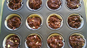 Kakaové muffiny se smetanou a kousky bíle čokolády, připraveno do trouby