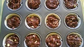 Kakaové muffiny se smetanou a kousky bíle čokolády, připraveno do trouby