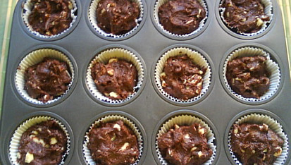 Kakaové muffiny se smetanou a kousky bíle čokolády, připraveno do trouby