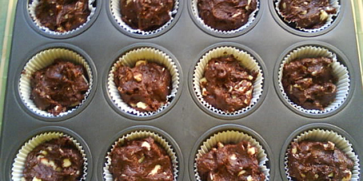 Kakaové muffiny se smetanou a kousky bíle čokolády (připraveno do trouby)