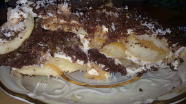 Moučník ze šlehaček, smetany a  hnědých sušenek