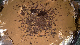 Moučník ze šlehaček, smetany a  hnědých sušenek