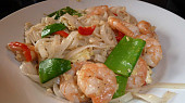 "Pad Thai" nebo opékané rýžové nudle s krevetami a zeleninou