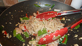 "Pad Thai" nebo opékané rýžové nudle s krevetami a zeleninou