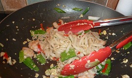 "Pad Thai" nebo opékané rýžové nudle s krevetami a zeleninou