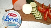 Pomazánka ze žervé, suroviny: žervé, cibule, salám