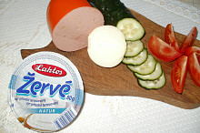 suroviny: žervé, cibule, salám