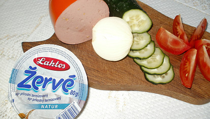Pomazánka ze žervé, suroviny: žervé, cibule, salám