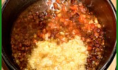 Čočková polévka zase jinak (po 15 minutách vaření čočky a uzeniny v papiňáku přidáme zbývající suroviny a ještě 5 minut povaříme)