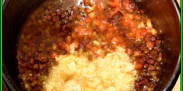 Čočková polévka zase jinak (po 15 minutách vaření čočky a uzeniny v papiňáku…)