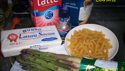 Fusilli s chřestem, Ingredienty - zde si vsimnete mleka Tatra, ktere tu mame :-)