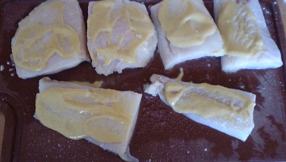 Halibut s pikantní omáčkou, Rozmrazenou rybu nasolíme, potřeme hořčicí