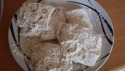 Halibut s pikantní omáčkou, Obalíme v hladké mouce