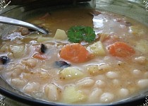 Hustá polévka se zeleninou a bílými fazolkami