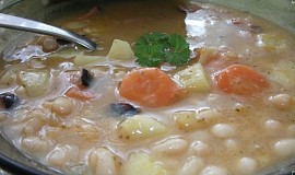 Hustá polévka se zeleninou a bílými fazolkami