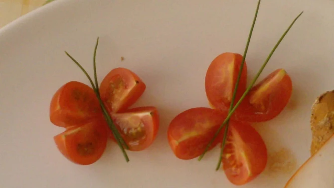 Motýlci z cherry rajčátek, detail