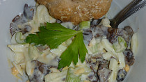 Salát z nakládaných hub s řapíkatým celerem
