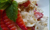 Těstoviny s vanilkovým jogurtem a ovocem, Salát-vše smícháno dohromady.